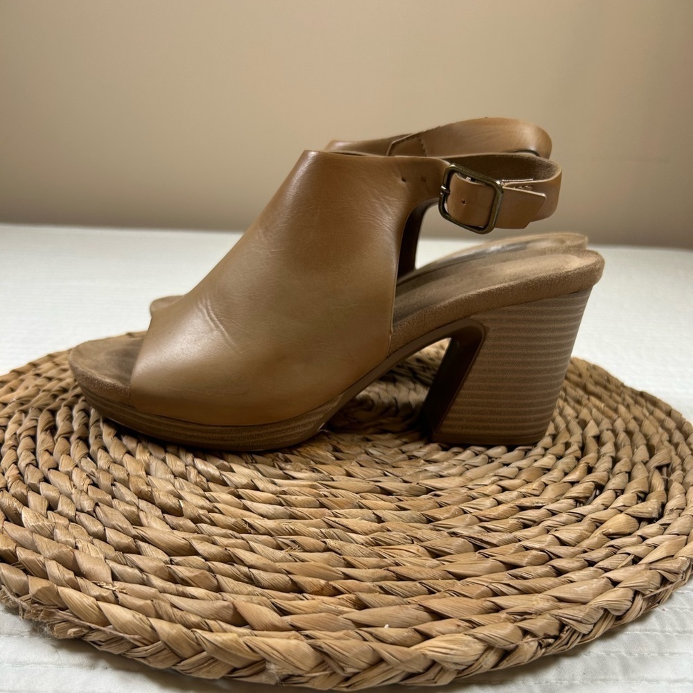 Pierre Dumas Tan Chunky Heel Slingback. Size 9.